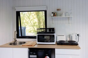 Jääkaappi, mikroaaltouuni, liesi, leivänpaahdin