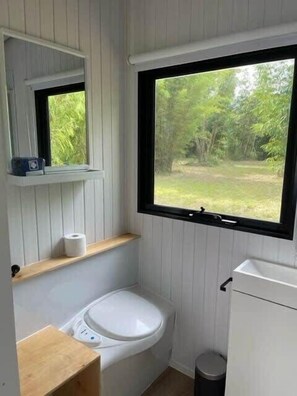 Douche, sèche-cheveux, serviettes fournies