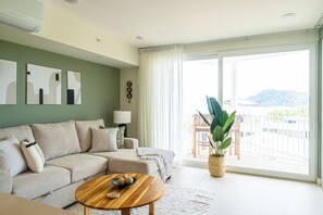 TV - Beachfront condo with direct sand access, ocean views & vibrant nightlife nearby (Jaco)