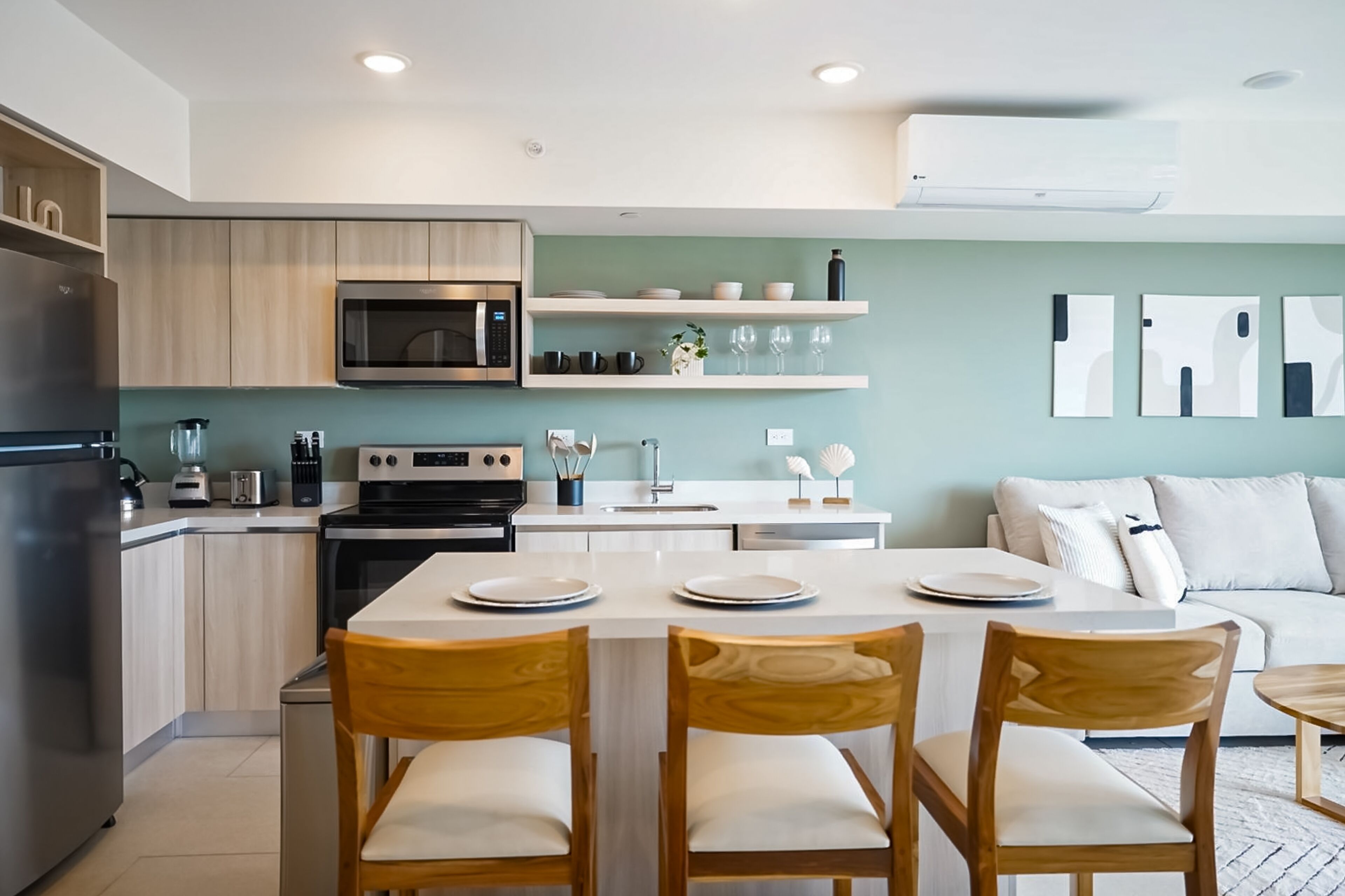 Réfrigérateur, micro-ondes, four, plaque de cuisson