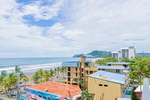 On the beach - Beachfront condo with direct sand access, ocean views & vibrant nightlife nearby (Jaco)