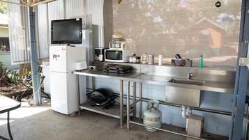 Frigorífico, microondas, placa de cocina y tostadora