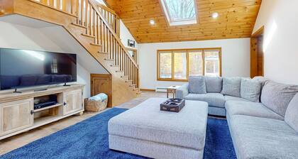 Beautiful dog-friendly house w/ fireplace, firepit, bbq, deck, patio, w/d, wifi