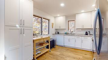 Jääkaappi, mikroaaltouuni, uuni, liesi