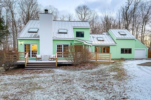 Beautiful dog-friendly house w/ fireplace, firepit, bbq, deck, patio, w/d, wifi