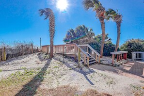 Property grounds - Bright beachfront condo with hot tub, pools, and balcony views of the ocean! (Myrtle Beach)