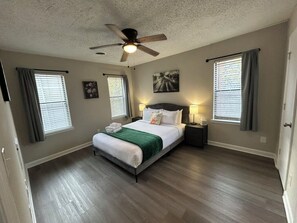 2 bedrooms, desk, iron/ironing board, free WiFi - Urban Oasis in Historic Fourth Ward - Walk to Uptown - WiFi & Free Parking (Charlotte)