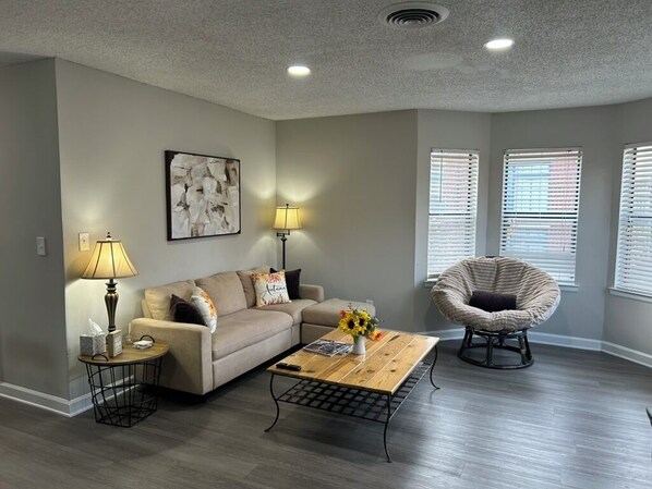 Smart TV, books - Urban Oasis in Historic Fourth Ward - Walk to Uptown - WiFi & Free Parking (Charlotte)