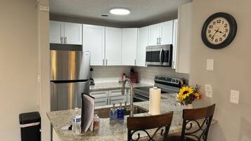 Køleskab, mikrobølgeovn, ovn, kogeplade