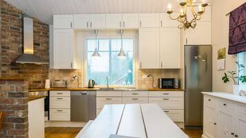 Fridge, microwave, dishwasher, cookware/dishes/utensils