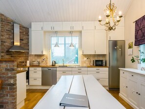 Kühlschrank, Mikrowelle, Geschirrspüler, Kochgeschirr/Geschirr/Besteck