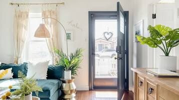 Una Smart TV, libros, una biblioteca de música, un reproductor estéreo