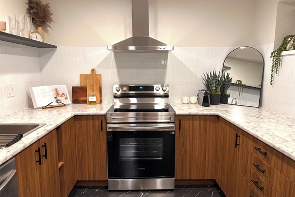 Frigorífico, microondas, horno y placa de cocina