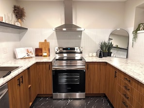 Geladeira, micro-ondas, fogão, cooktop