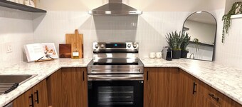 Spacious & bright 2 bedroom suite with full kitchen and in-suite laundry! 