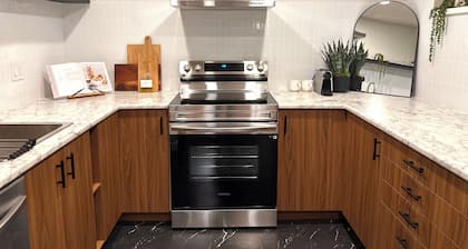 Spacious & bright 2 bedroom suite with full kitchen and in-suite laundry!