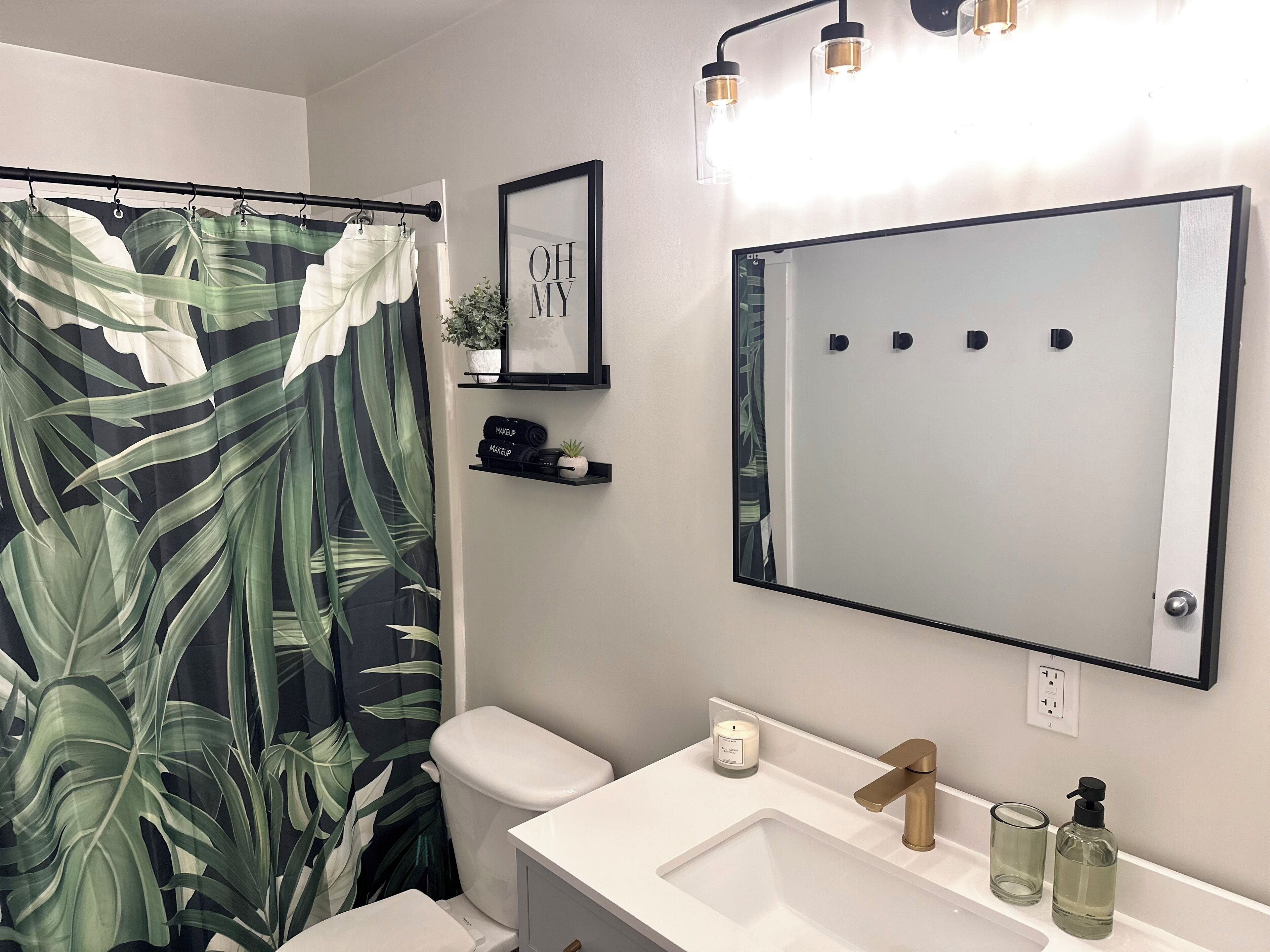 Secador de pelo, toallas, jabón, shampoo