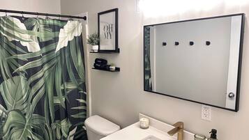 Secador de pelo, toallas, jabón, shampoo