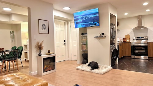 Spacious & bright 2 bedroom suite with full kitchen and in-suite laundry! 