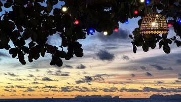 En vacker solnedgång med en hängande lampa och en kustlinje i fjärran.