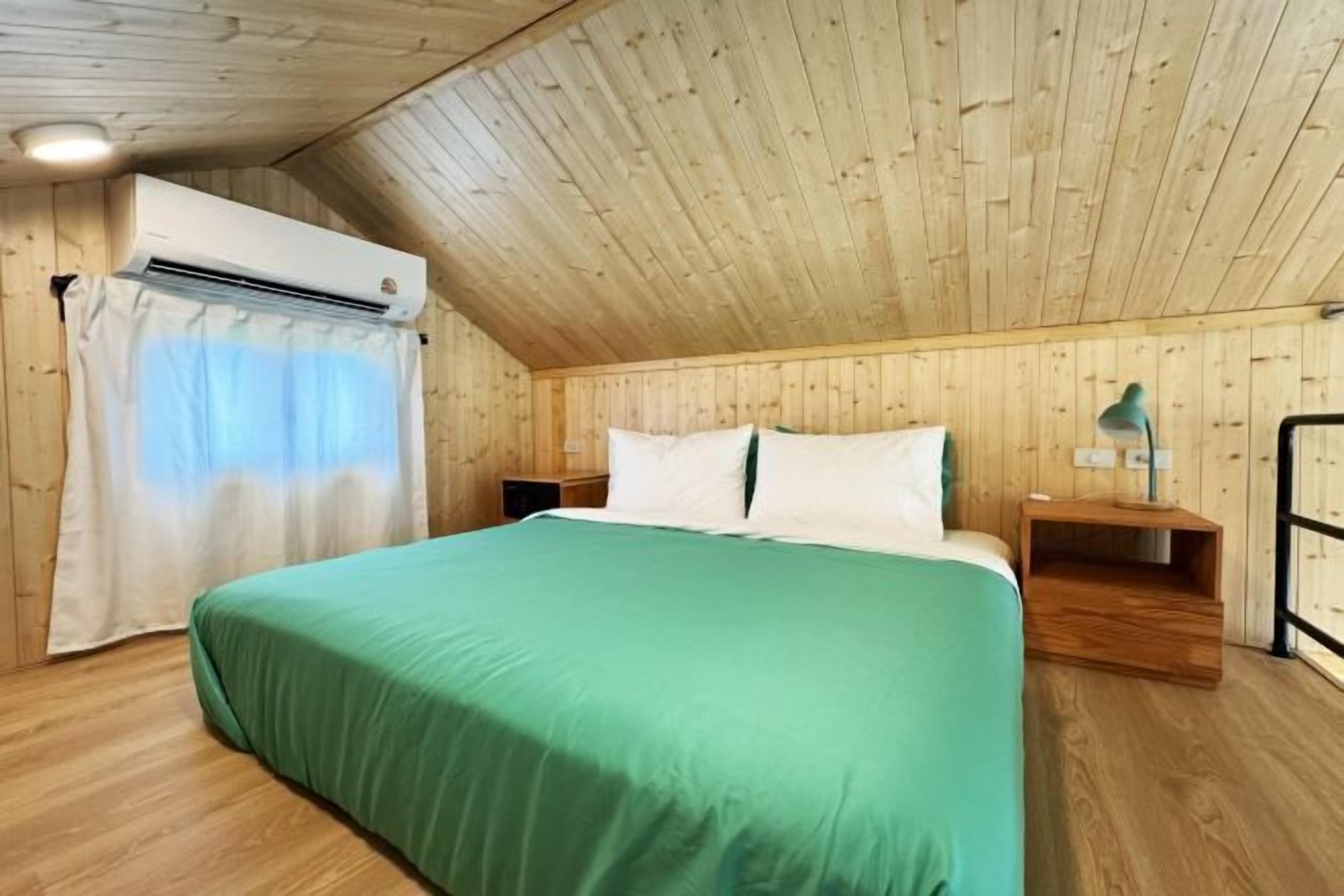 1 slaapkamer, een kluis op de kamer, een bureau, een laptopwerkplek