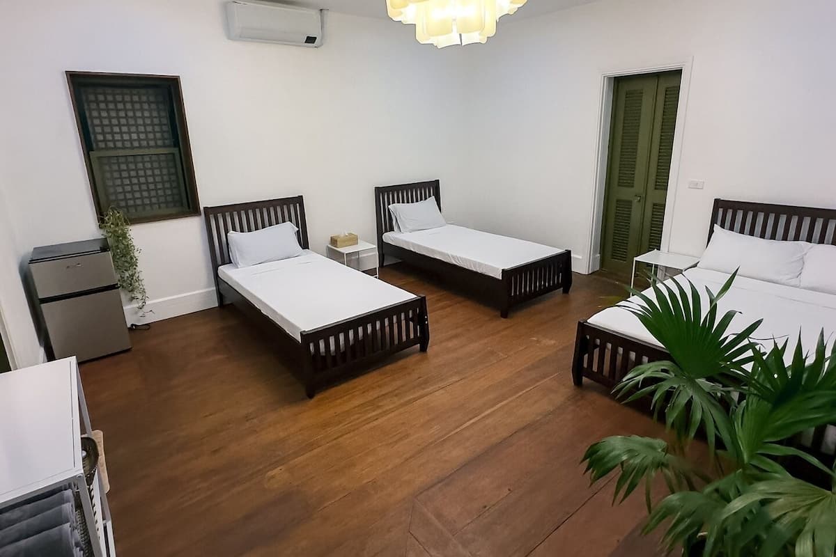 Chambre quadruple classique, non-fumeur | Système d’insonorisation, accès au Wi-Fi (inclus), literie fournie