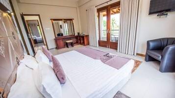 In-room safe, soundproofing, iron/ironing board, free WiFi