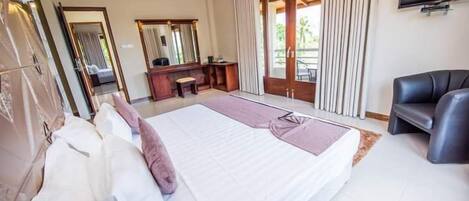 In-room safe, soundproofing, iron/ironing board, free WiFi