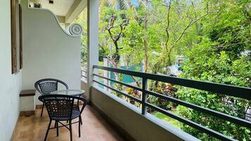 In-room safe, soundproofing, iron/ironing board, free WiFi