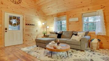 Una Smart TV, una mesa de tenis de mesa