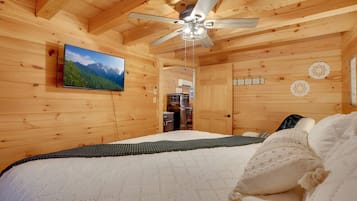 2 bedrooms, desk, free WiFi, bed sheets