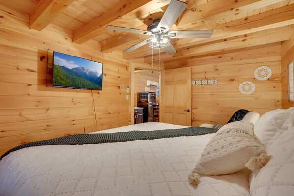 2 bedrooms, desk, free WiFi, bed sheets