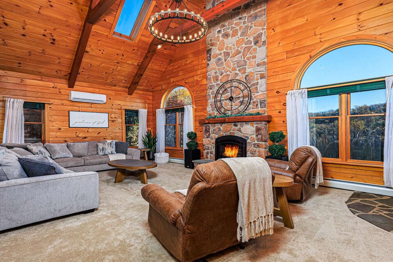 Una chimenea, un futbolín, una mesa de tenis de mesa, libros