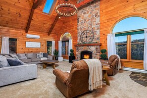 Foyer, table de baby-foot, table de ping-pong, livres