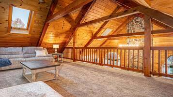 Una chimenea, un futbolín, una mesa de tenis de mesa, libros