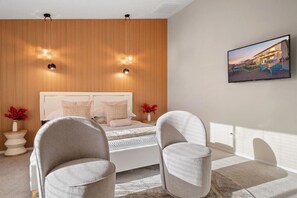 4 habitaciones, escritorio y tabla de planchar con plancha 