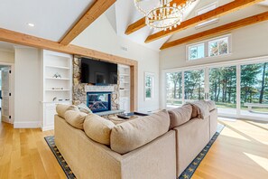 TV, peis og bordtennis