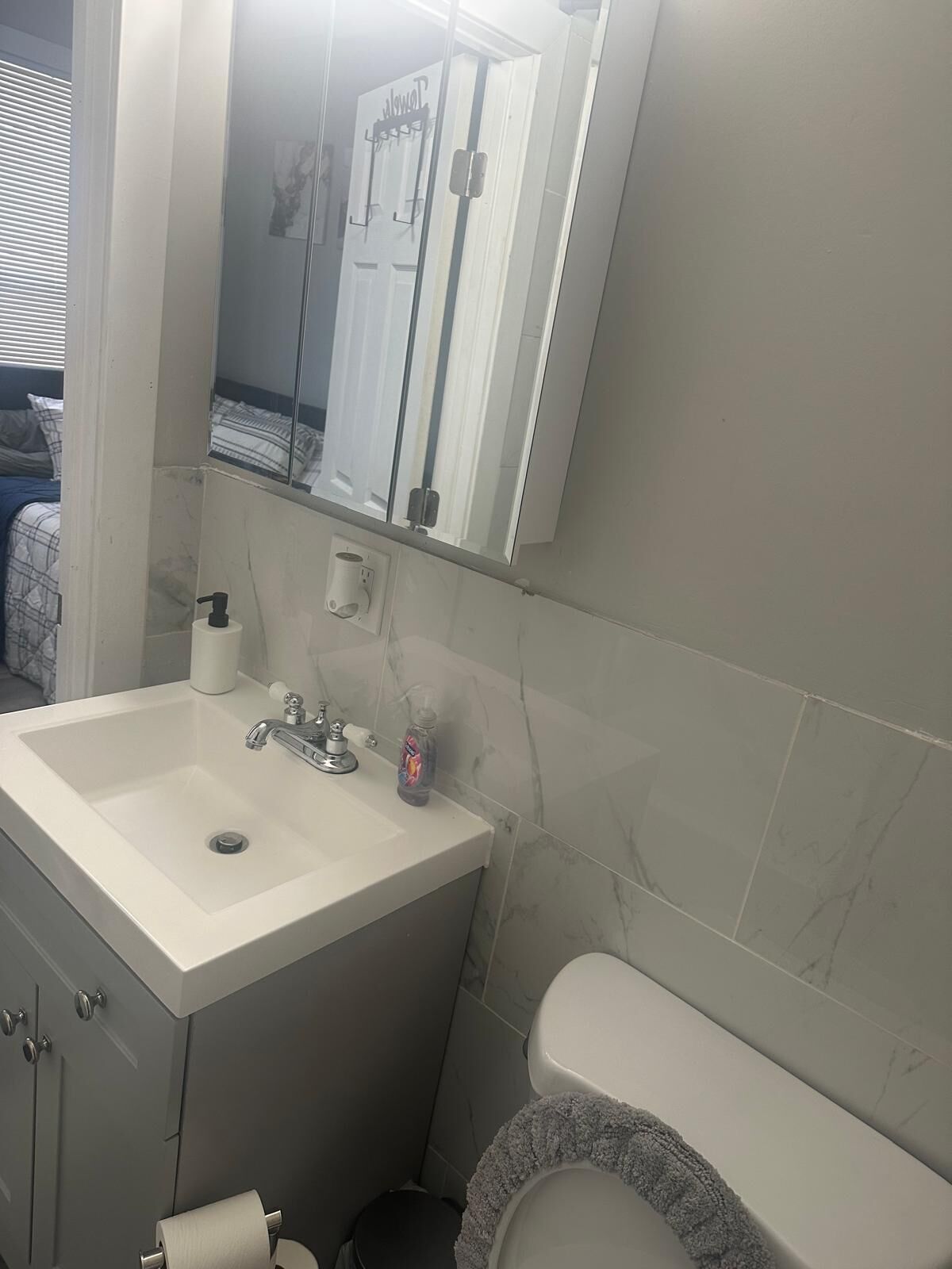 Secador de pelo, toallas, jabón, papel higiénico