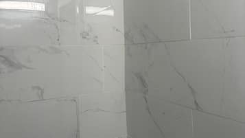 Sèche-cheveux, serviettes fournies, savon, papier toilette