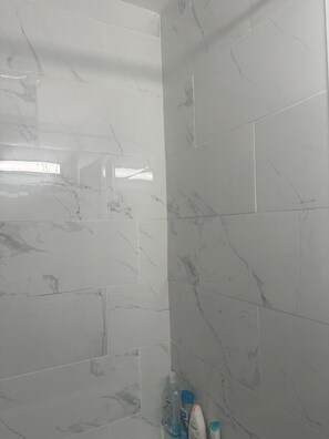 Hair dryer, towels, soap, toilet paper - Spacious 3-bedroom , 4 queen  beds with 2 bathrooms.  (Irvington)