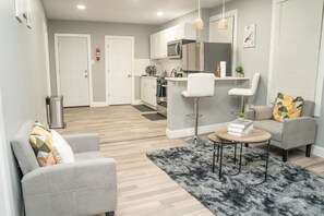 Living area - Spacious 3-bedroom , 4 queen  beds with 2 bathrooms.  (Irvington)