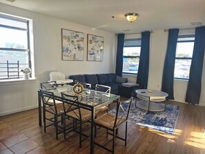 Interior - Urban Oasis King size Bd/2 Queen Bds Sleeps 7 -NYC/EWR/Pru/NJPAC/AmDreamMall/ (Newark)