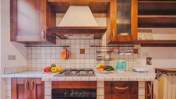 Kühlschrank, Ofen, Kochgeschirr/Geschirr/Besteck