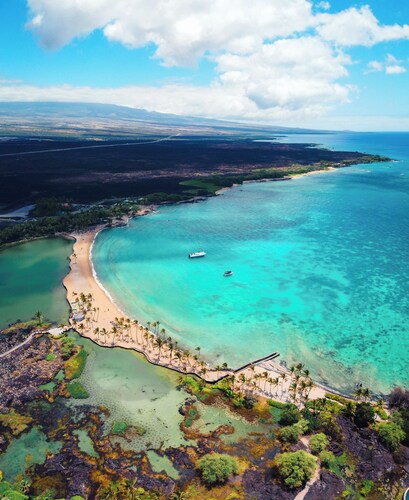 Cozy 2BR condo in Keauhou, Kailua Kona with beach access and modern amenities.