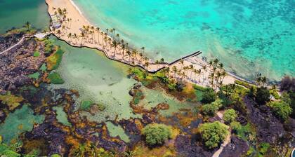 Cozy 2BR condo in Keauhou, Kailua Kona with beach access and modern amenities.