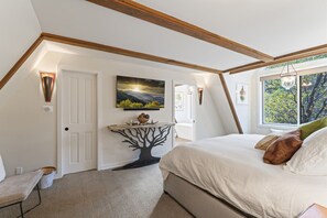 4 bedrooms, desk, iron/ironing board, travel cot