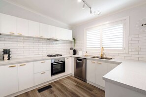 Fridge, microwave, oven, stovetop - 500m to the Beach, Ocean Break Away (Ocean Grove)