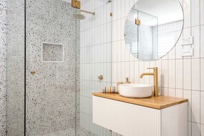 Shower, towels, shampoo - 500m to the Beach, Ocean Break Away (Ocean Grove)