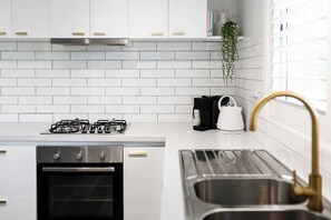 Fridge, microwave, oven, stovetop - 500m to the Beach, Ocean Break Away (Ocean Grove)