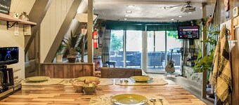 Charming A Frame 2-bedroom cabin with WiFi, AC in beautiful Rimforest